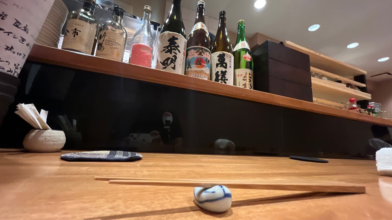地酒の瓶が並ぶカウンター