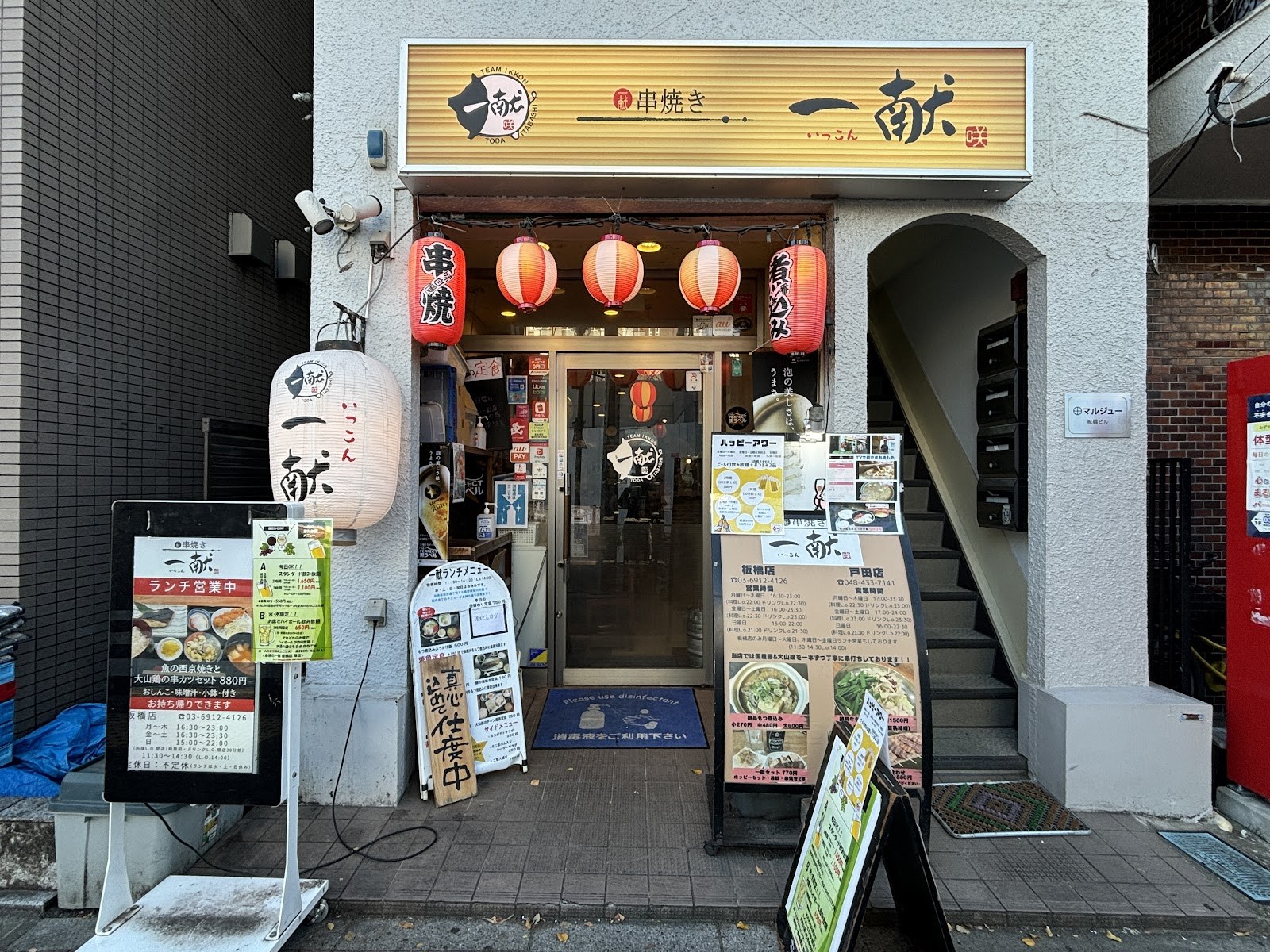 温もりある店内のテーブル席